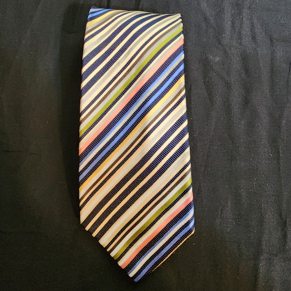Vintage Banana Republic Tie, 100% silk.  Yellow multio color, 58x3.5 in